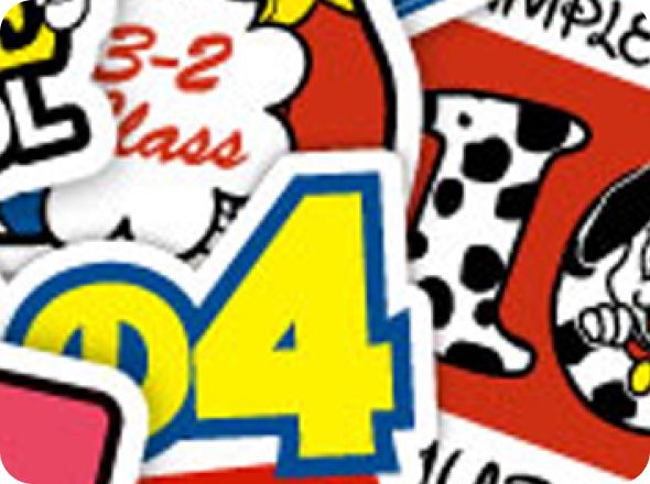 カスタムデザインのステッカーやワッペンが重なり合ったイメージ