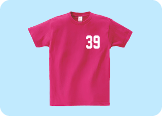 白い数字の39がプリントされた鮮やかなピンク色のTシャツ