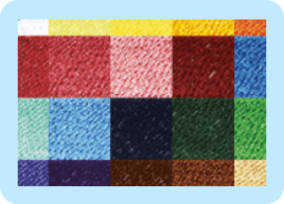 様々な色のTシャツが並べられ、それぞれ異なる円形のグラフィックデザインがプリントされている