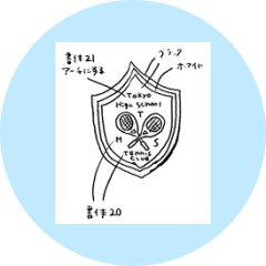 手書きで描かれたテニスラケットと盾のデザインスケッチ