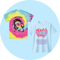 タイダイ柄と水色のTシャツに施されたデザインプリント