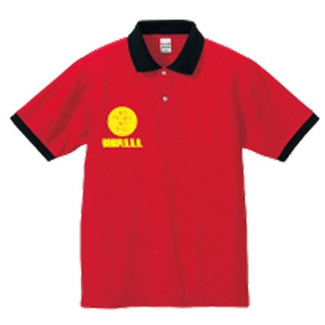 赤と黒のポロシャツ、左胸に黄色のロゴ入り