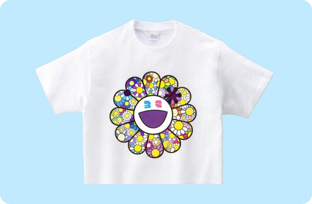 水色の背景に、カラフルな花柄のスマイリーデザインがプリントされた白いTシャツ