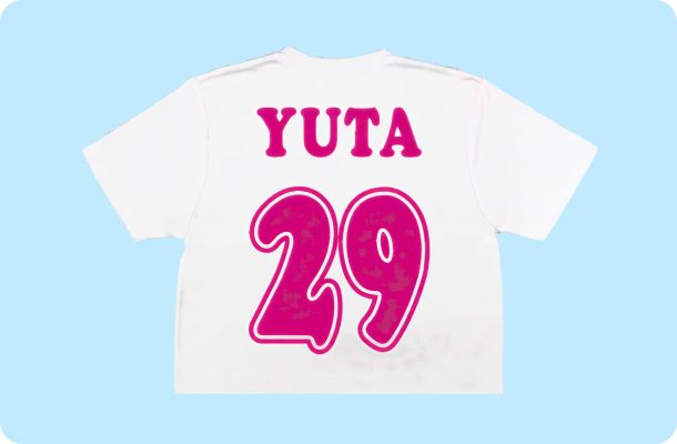白いTシャツの背面に、ピンク色でYUTAと29の背ネーム・番号がデザインされた様子