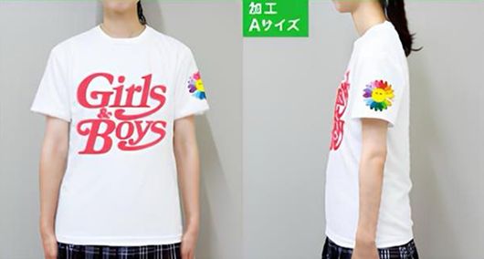 フルカラー加工の見本。前面に赤い「Girls & Boys」、右袖にカラフルな花型ロゴ。加工Aサイズ