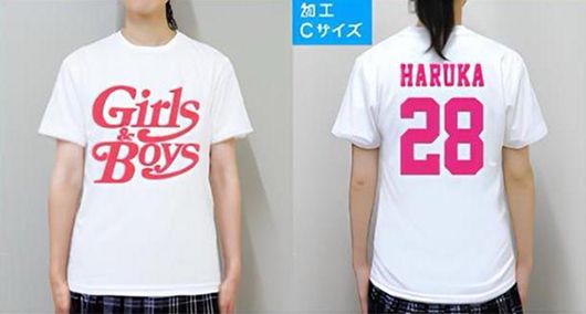 名前・番号加工の見本。前面に赤「Girls & Boys」、背面にピンクで「HARUKA」「28」。加工Cサイズ