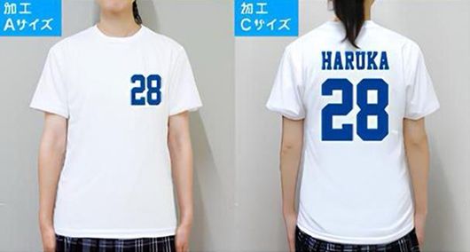 名前・番号のサイズ別見本。左：前面に小サイズの「28」（Aサイズ）、右：背面に「HARUKA」「28」（Cサイズ）
