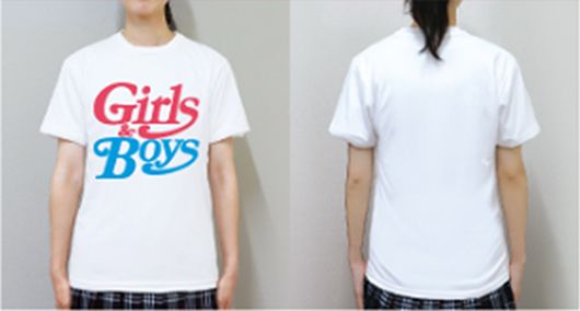 前面に2色プリントした白Tシャツの前面と背面無地の白Tシャツの背面