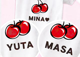 名前とチェリーのイラストがデザインされた3つの丸いワッペン