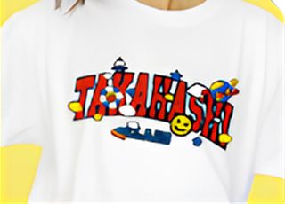 カラフルな文字とキャラクターがプリントされた白いTシャツ