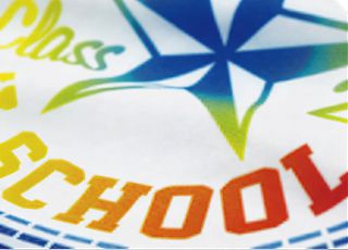 フルカラーの「SCHOOL」の文字が綺麗にプリントされ、生地に馴染んでいる様子