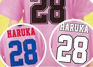 枠付きで2色の名前と番号「HARUKA 28」がプリントされたピンクのTシャツ