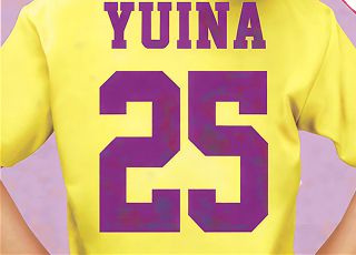 背中に「YUINA」と紫色の「25」がプリントされた黄色いTシャツ