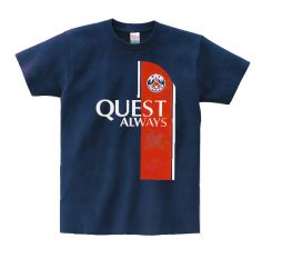 紺色の綿素材Tシャツに、赤色の縦帯とQUEST ALWAYSのロゴが入ったデザイン