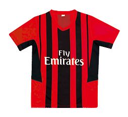 赤と黒の縦縞模様のユニフォームTシャツに、Fly Emiratesのロゴが入ったデザイン