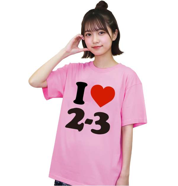 元デザイン。「SAMPLE HIGISCHOOL32」の文字がハート型をしているデザインのTシャツを着ている人物