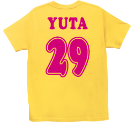 濃いピンク色でローマ字のYUTAという名前と29番の背番号が入った白いTシャツの写真