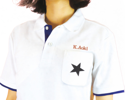 左胸に刺繍のあるポロシャツを着た人の写真