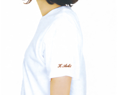 左そでに刺繍のあるポロシャツを着た人の写真